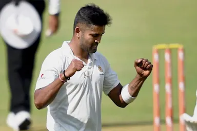 Karnataka cruise to comprehensive win