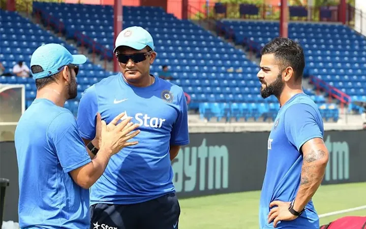 The Virat, MS Dhoni and Anil Kumble huddle